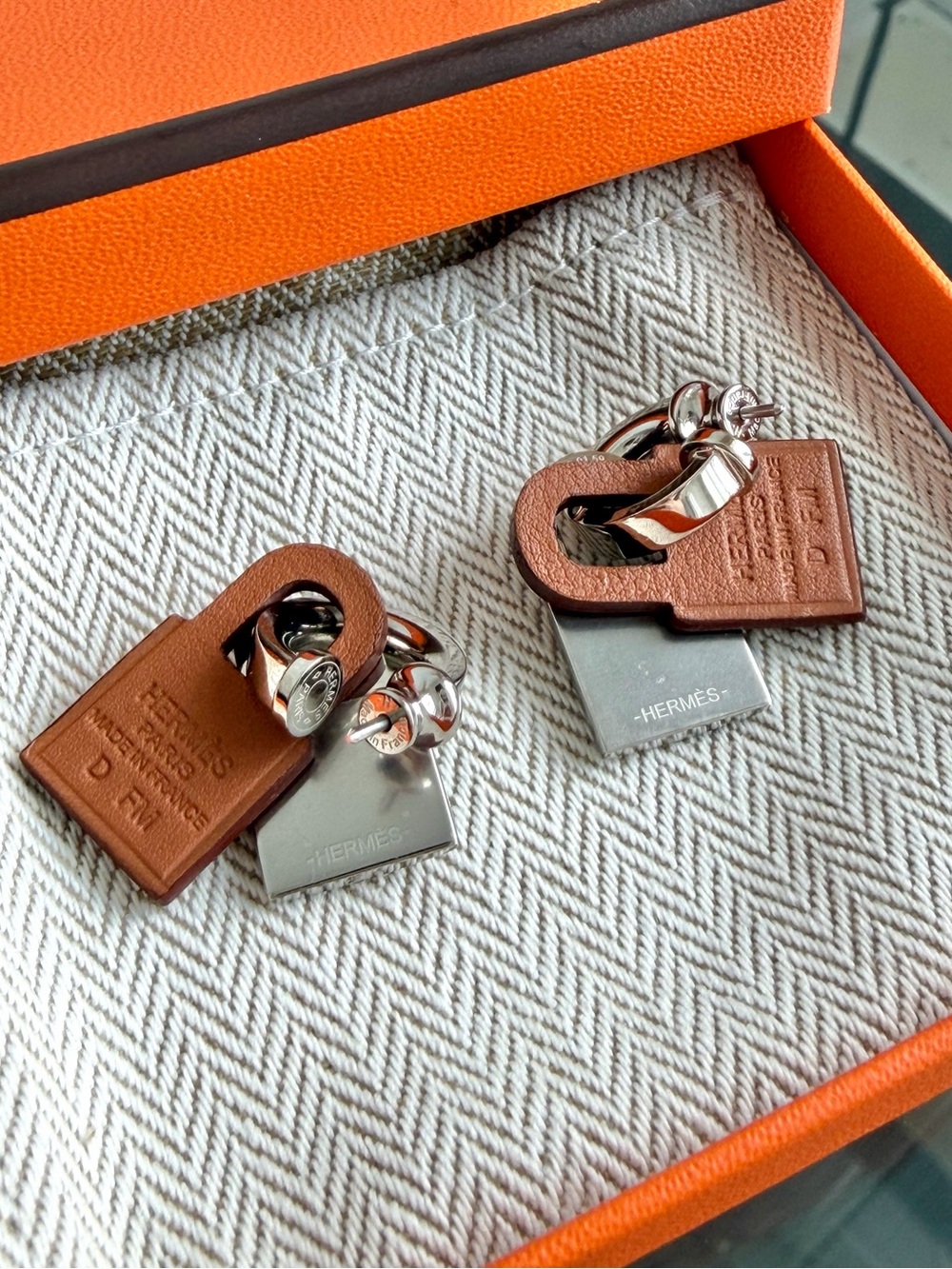 Hermès O’ Kelly earrings. Palladium and Gold Swift Leather 🍊 - Picture 4 of 9